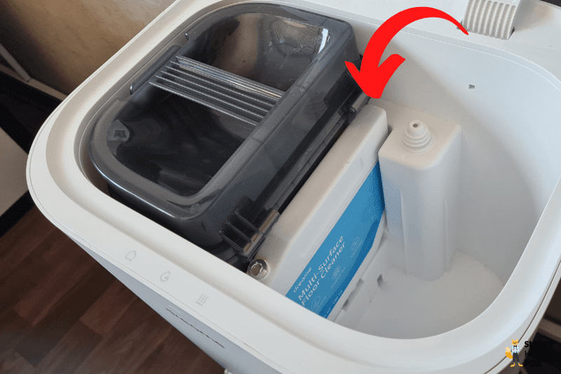 Отсек для моющего средства в базовой станции Dreame L10s Ultra.